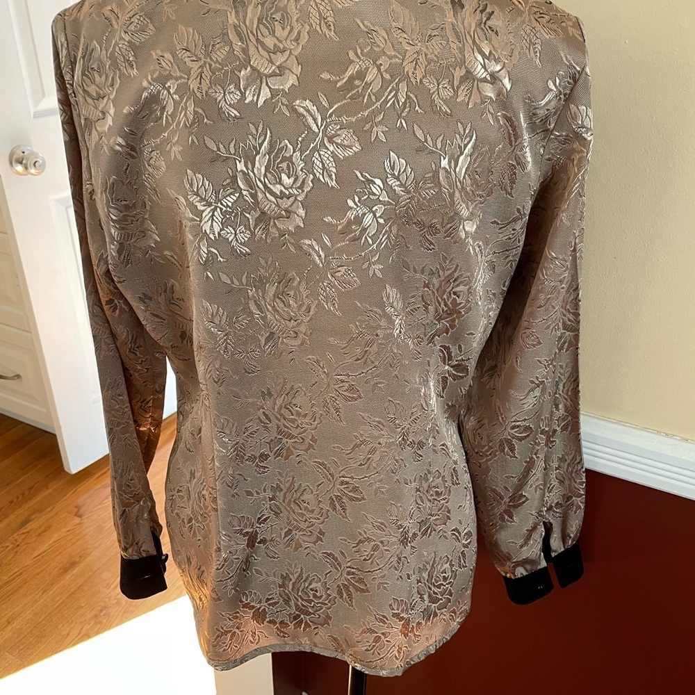 Vintage Susan Hutton gold floral blouse with black velour trim on collar/cuffs - Picture 3 of 6